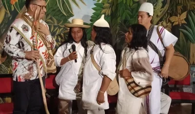 Juventino Ojito junto a los maestros.