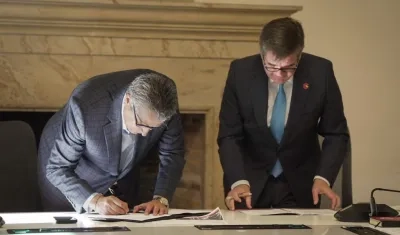 Luis Fernando Velasco y Joaquín de Arístegui firmando el convenio.