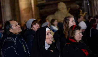 Laicos y religiosos asisten al funeral por las 15 víctimas mortales del tiroteo del jueves en Praga.