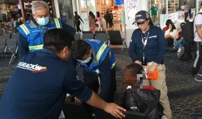 Fue abandonada por dos personas en el terminal aéreo. 