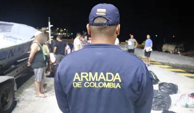 Migrantes rescatados por la Armada Nacional. 