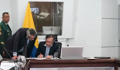 El Ministro del Interior, Luis Fernando Velasco, y el Presidente Gustavo Petro.