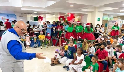 Niños en la entrega de regalos de la Clínica Bonnadona.