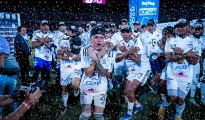 Los jugadores de Junior en medio de la nevada.