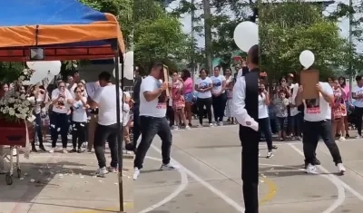 Padre bailando con retrato de su hija fallecida.