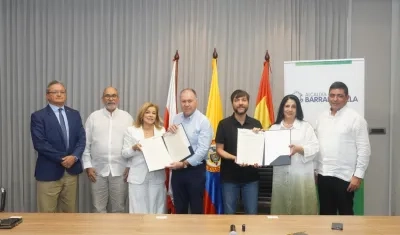 Momento de la firma del acta de entrega.