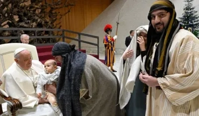 El Papa saluda a los personajes del pesebre viviente de la Basílica de Santa María La Mayor 