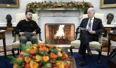 El presidente de EE.UU., Joe Biden (d), y el presidente ucraniano, Volodímir Zelenski (i), se reúnen en la Casa Blanca. 