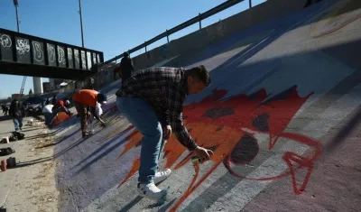 Protesta de activistas en la frontera entre México y Estados Unidos. 