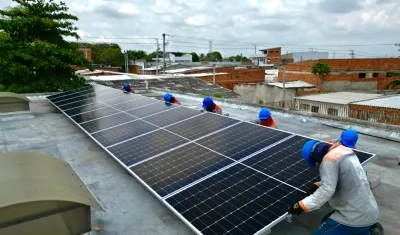 Imagen de los paneles solares que están instalando.