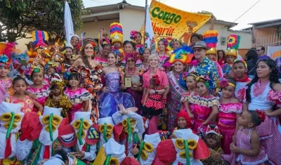 Reyes del Carnaval de los Niños izaron su bandera.