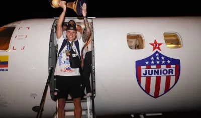 Walmer Pacheco y el trofeo de campeón.