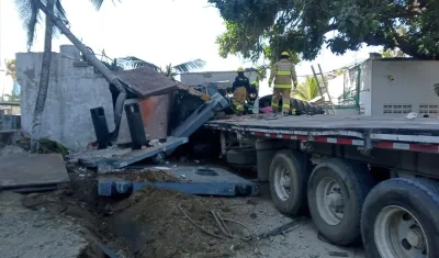 La tractomula perdió el control y embistió a un furgón.