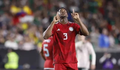 Andrés Reyes, de Colombia, celebra su gol durante el amistoso ante México.