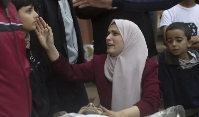 La esposa y los hijos del palestino Abdel Aziz al Rantisi, lloran en el Hospital Naser en Jan Yunis, en donde murió tras los bombardeos de Israel en Gaza.