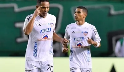 Carlos Bacca celebra con José Enamorado