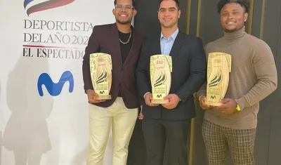 El mánager José Mosquera y los peloteros Fabián Pertuz y Dilson Herrera recibieron el premio. 