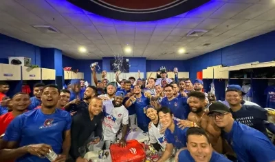 La celebración de Caimanes en su clubhouse luego de ganarle los dos juegos a Leones. 