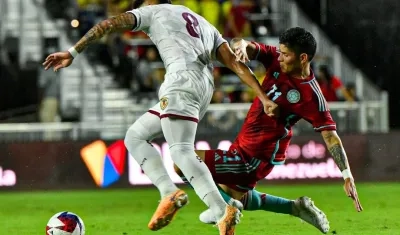 Jorman Campuzano intenta detener el avance de un jugador rival. 