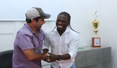 Alex Char con Yimmi Chará, en una foto tomada en 2017 en las oficinas del Junior.