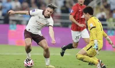 Jack Grealish encara al portero Shusaku Nishikawa, del Urawa Reds.