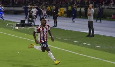 Déiber Caicedo corre a festejar su gol, con el cual Junior aseguró su paso a la final. 