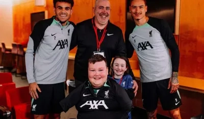 Dáire Gorman, con su padre, Luis Díaz y Darwin Núñez. 