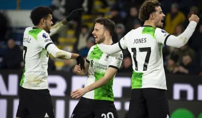 Luis Díaz celebra con Diogo Jota y Curtis Jones el segundo gol del Liverpool. 