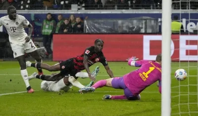 Acción del segundo gol del Eintracht, marcado por el francés Dina Ebimbe. 