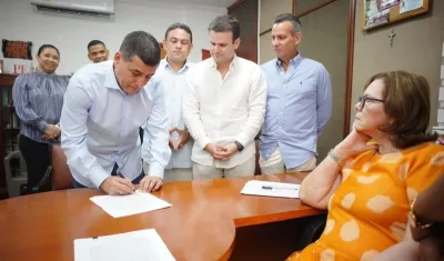 El nuevo alcalde de Cartagena, Dumek Turbay, cuando se posesionaba en la Notaría Sexta