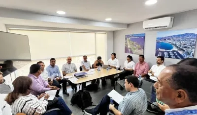 Carlos Pinedo, alcalde electo de Santa Marta en el inicio de la reunión de empalme
