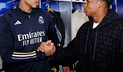 El saludo de Endrick con el inglés Jude Bellingham. 