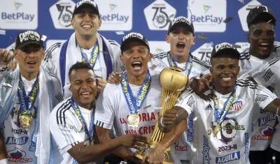 El capitán Carlos Bacca con el trofeo junto a Berrío, Ceballos, Olivera, Mele, Fuentes y Estupiñán. 