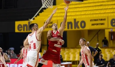 Eloy Vargas, de Titanes, durante el juego contra Instituto de Argentina. 