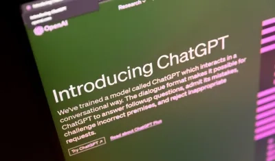 Fotografía de archivo de una pantalla con el sitio web ChatGPT de OpenAI.