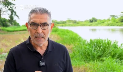 El periodista Jorge Cura en un programa institucional sobre las obras de restauración del ecosistema del Canal del Dique