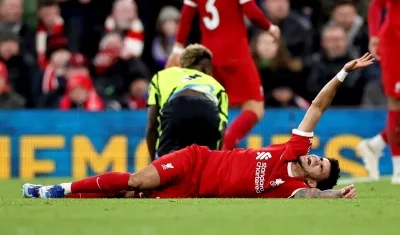 El gesto de dolor de Luis Díaz tras el choque con un jugador rival. 