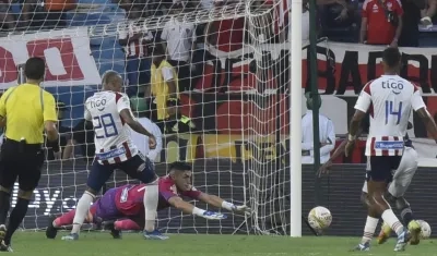 Santiago Mele en una de sus intervenciones contra el Medellín. 