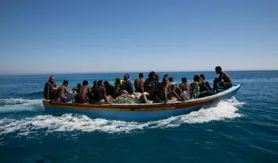 Vista de personas rescatadas tras un naufragio en costas de Libia, en una fotografía de archivo