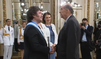 El Canciller de Colombia, Álvaro Leyva, en el saludo protocolario al nuevo presidentede Argentina, Javier Milei