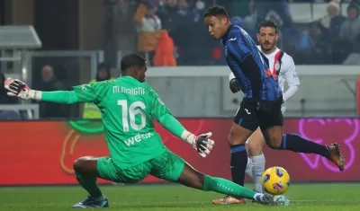 Luis Fernando Muriel con el taco que sorprendió a Mike Maignan, portero del Milan. 