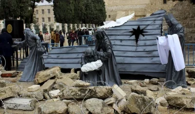 Un nacimiento entre escombros en Belén (Cisjordania ocupada), en solidaridad con los niños que mueren por los bombardeos en Gaza. 