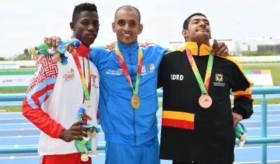 José Flórez (centro) logró el oro en el lanzamiento de la jabalina. 