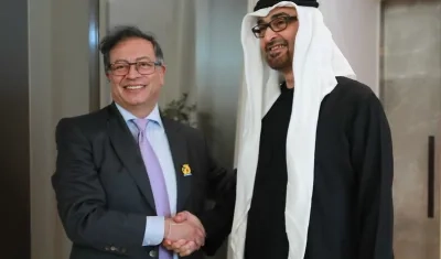 El presidente Petro se saluda con su homólogo de Emiratos Árabes, el jeque Mohamed bin Zayed Al Nahayan.
