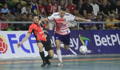 Acción del partido entre Independiente Barranquilla y Estrellas del Deporte, en el coliseo Elías Chegwin. 