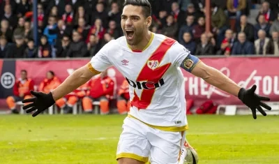 Radamel Falcao García celebra su conquista ante el Yeclano. 