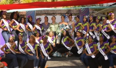 La reina Melissa Cure, la gerente de Carnaval Sandra Gómez y las reinas populares 2024.