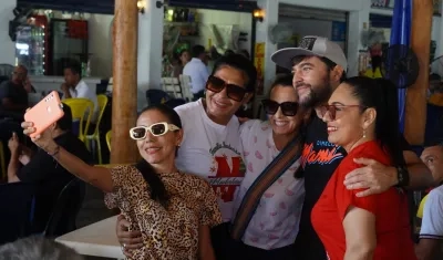 El Alcalde Jaime Pumarejo con periodistas que lo acompañaron en la rueda de prensa sobre el RíoBús