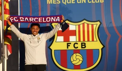 Vitor Roque posó frente al escudo de su nuevo club. 