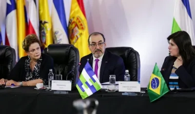 El presidente de la CAF, el samario Sergio Diaz-Granados junto a Vilma Rousseff, presidente de NDB-Int, en un encuentro este viernes en Brasil